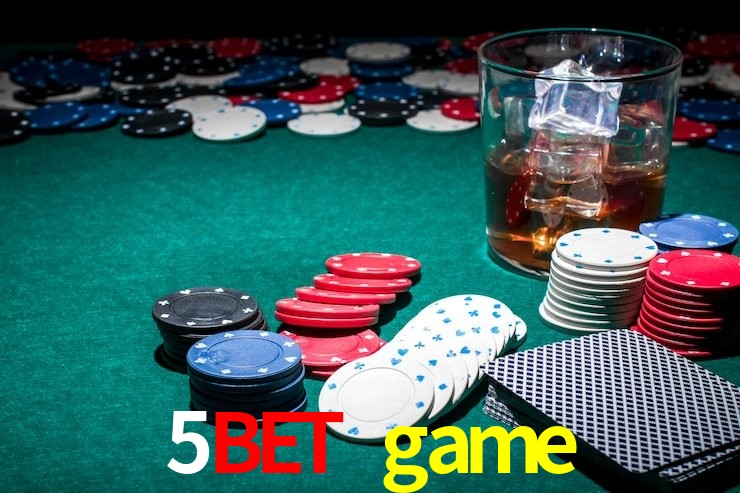 Escena dinámica inspirada en casino con iluminación 5bet game, cartas, fichas e íconos de juegos digitales en un espacio moderno de juegos.